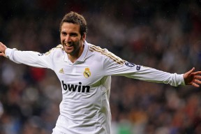 -莱万多夫斯基在勇士比赛中比分优势明显，比分优势明显引发热议！