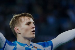 这场比赛太震惊！新星MacMcCain强势回归NFL常规赛关键对决，网友热议：‘这才是巨星！’