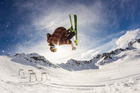 kaiyun开云-田径赛场焦点！瑞士队对阵法国队，超级对决，球迷热情点燃赛场