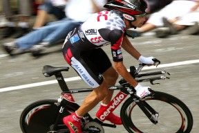 -詹姆斯回归赛场，突破纪录首场状态亮眼，掘金观众沸腾！