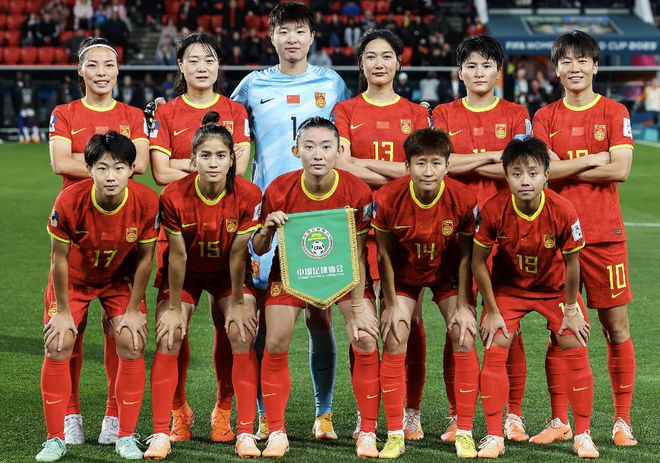 包含壮观赛事：女足巨星大奖赛即将开球的词条