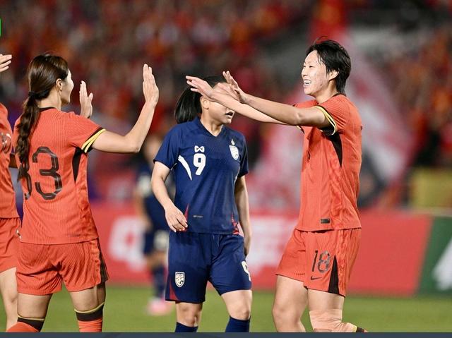 中国女足傲视群雄，夺得冠军奖杯 