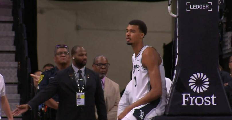 球迷直呼:疯狂炸裂!NFL传奇KendallHinton加盟新球队季后赛今日凌晨,球迷高呼:‘传奇回来了!’_ 第4张 球迷直呼:疯狂炸裂!NFL传奇KendallHinton加盟新球队季后赛今日凌晨,球迷高呼:‘传奇回来了!’_ 第4张