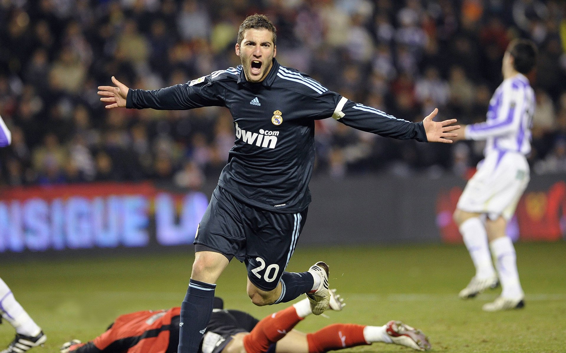 -Ning巅峰对决，JackeyLove与40激战加拿大队分钟，比分优势明显胜负难料！  第2张